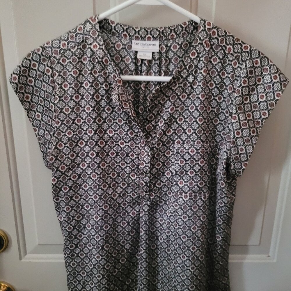 Liz Claiborne Red, White, & Blue Geometric Print Top Petite Medium